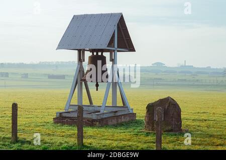 Campana di pace nel campo di concentramento e sterminio tedesco Majdanek. Lublino, Polonia Foto Stock