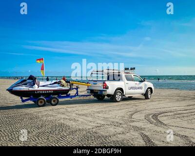 I bagnini forniscono sicurezza in un camion fresco e moto d'acqua in traino lungo la costa del sussex di West Wittering. Foto Stock