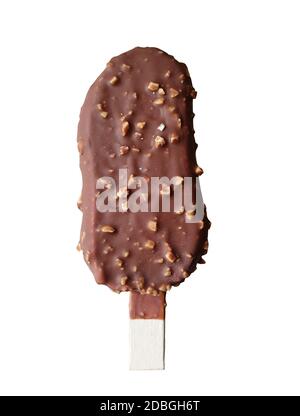 Barra gelato con rivestimento al cioccolato con pezzi di mandorle tostate isolati su sfondo bianco. Foto Stock