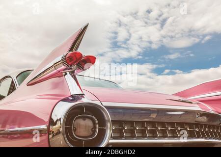 Den BOSCH, PAESI BASSI - 14 MAGGIO 2017: Parte posteriore di una classica vettura Cadillac rosa degli anni Cinquanta a Den Bosch, Paesi Bassi Foto Stock