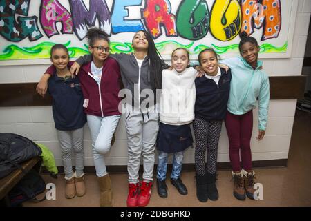 Ritratto di un gruppo di ragazze dopo la scuola in un centro della comunità sul lato inferiore orientale di Manhattan, New York City. Foto Stock