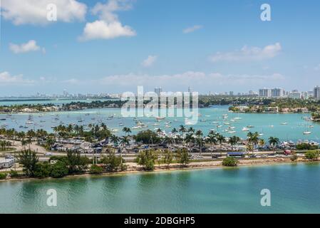 Vista di MacArthur Causeway e delle Isole Veneziane a Biscayne Bay a Miami, Florida, Stati Uniti d'America. Foto Stock