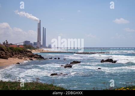 Una fabbrica vicino a Cesarea e al mare Foto Stock