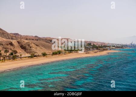 un mare rosso con montagne polverose Foto Stock