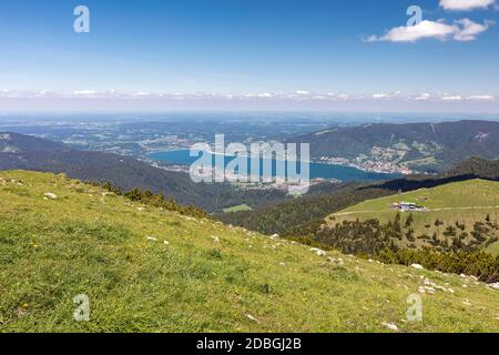 Vista dalla cima Hirschberg in Baviera, Germania, sul lago Tegernsee Foto Stock