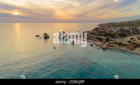 Antenna ad occhio d'uccello del Petra tou Romiou, aka roccia di Afrodite una famosa località turistica meta di viaggio landmark in Paphos, Cipro. Il mare della baia di dea Foto Stock