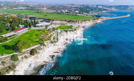 Vista aerea del litorale e punto di riferimento di grandi rocce calcaree presso la spiaggia del governatore, Limassol, Cipro. La pietra di ripide scogliere e Deep Blue Sea Waves schiacciare Foto Stock