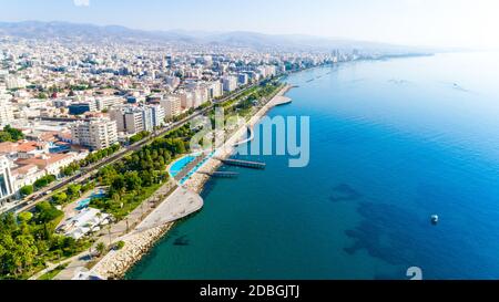 Vista aerea di Molos Promenade park sulla costa di Limassol dal centro città di Cipro. Vista panoramica dei pontili di fronte spiaggia di percorso a piedi, palme, Foto Stock