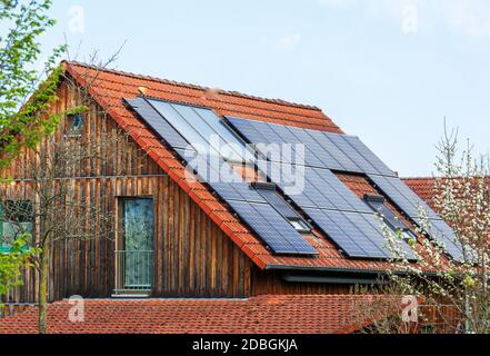 casa moderna generica con celle solari fotovoltaiche sul tetto per la produzione di energia alternativa Foto Stock