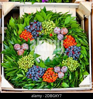Ghirlanda di decorazione con frutta fresca e foglie Foto stock
