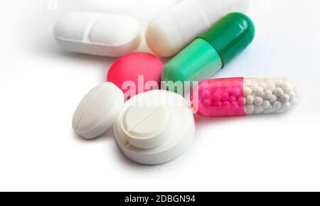 Diferent Tablets mix heap drugs pillole capsule terapia medico influenza antibiotico farmacia medicina medica Foto Stock