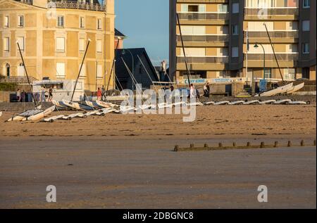 Saint Malo, Francia - 16 Settembre 2018: Catamarani e yacht di sabbia sulla spiaggia di Saint Malo. Brittany, Francia Foto Stock