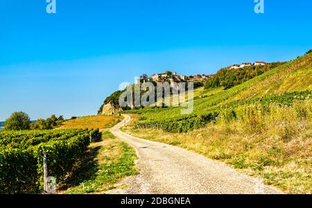 Chateau-Chalon villaggio sopra i suoi vigneti nel Giura, Francia Foto Stock