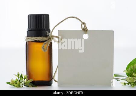 Olio essenziale, i tag vuoti e si abbassa Foto Stock