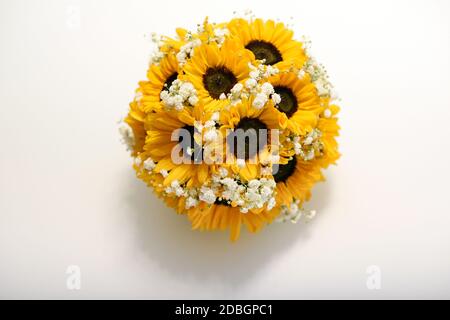 Rotondo posy di girasoli gialli colorati intervallati da bianco opaco blossom visto dall'alto in basso su bianco con copyspace Foto Stock