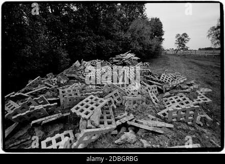 Germania orientale 1990 scandito in 2020 border tank tracks.Street vita nel villaggio di confine di Gladdenstedt. Germania orientale, Deutsche Demokratische Republik, DDR dopo la caduta del Muro, ma prima della riunificazione, marzo 1990 e scandita nel 2020.Germania orientale, Foto Stock