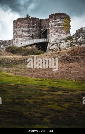 Le immagini drammatiche del Castello di Beeston rimangono a Cheshire, nel Regno Unito, nella giornata invernale nuvolosa Foto Stock