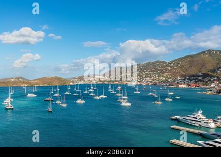 Vista del porto di Charlotte Amalie a St Thomas, Isole Vergini statunitensi (USVI) nei Caraibi Foto Stock