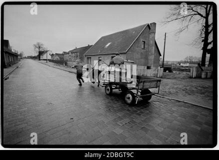 Germania orientale 1990 scandito in 2020 vita di strada nel villaggio di confine di Gladdenstedt. Germania orientale, Deutsche Demokratische Republik, DDR dopo la caduta del Muro, ma prima della riunificazione marzo 1990 e scandita nel 2020. La Germania orientale, ufficialmente la Repubblica democratica tedesca, era un paese che esisteva dal 1949 al 1990, Il periodo in cui la parte orientale della Germania faceva parte del blocco orientale durante la guerra fredda. Foto Stock