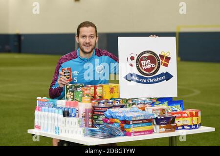 Oriam Sports Center Riccarton, Edimburgo. Scozia UK.17th-Nov 20 Hearts Peter Haring aiuta a lanciare club beneficenza Big Hearts 'appello virtuale banca alimentare in aiuto della Comunità One Stop Shop. Credit: eric mcowat/Alamy Live News Foto Stock