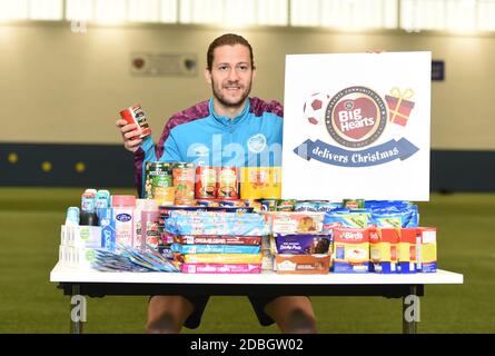 Oriam Sports Center Riccarton, Edimburgo. Scozia UK.17th-Nov 20 Hearts Peter Haring aiuta a lanciare club beneficenza Big Hearts 'appello virtuale banca alimentare in aiuto della Comunità One Stop Shop. Credit: eric mcowat/Alamy Live News Foto Stock