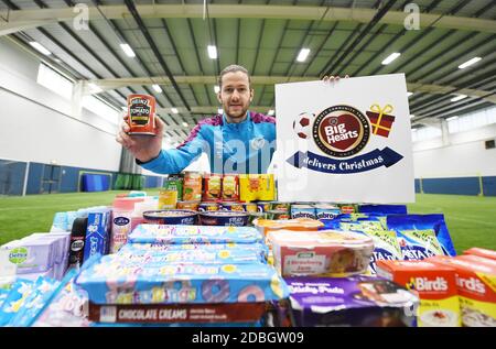 Oriam Sports Center Riccarton, Edimburgo. Scozia UK.17th-Nov 20 Hearts Peter Haring aiuta a lanciare club beneficenza Big Hearts 'appello virtuale banca alimentare in aiuto della Comunità One Stop Shop. Credit: eric mcowat/Alamy Live News Foto Stock