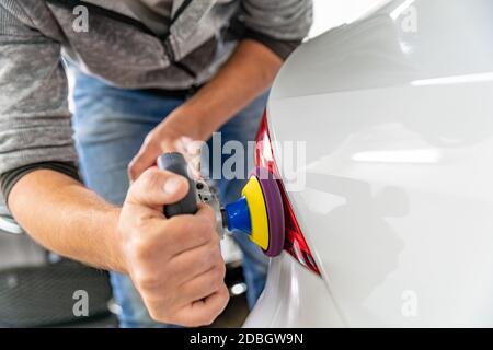 riparazione e lucidatura dei fari posteriori e della carrozzeria delle auto di lusso. Foto Stock