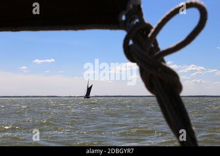 vela sulla baia bodden zone con una Zeesenboot Foto Stock