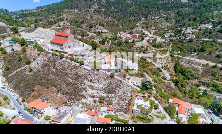 Vista aerea di Agios Arsenios chiesa, Kyperounda village, Limassol, Cipro. Punto di riferimento tradizionale cristiana ortodossa greca, ceramica tetto di tegole, pietra b Foto Stock