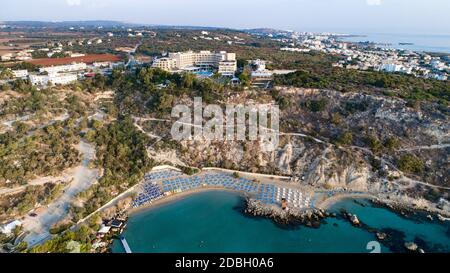 Vista aerea dall'alto della spiaggia di Konnos a cavo Greco Protaras, Paralimni, Famagosta, Cipro. La famosa attrazione turistica Golden Sandy Konos Bay con Foto Stock
