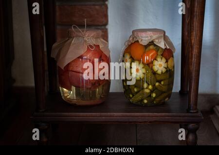 Verdure sottaceto nei vasi Foto Stock