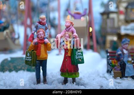 Decorazioni natalizie, giocattoli fittizi, ambientato su uno sfondo di un parco in miniatura Foto Stock