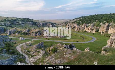 Paesaggio montano con alcune delle più antiche formazioni rocciose calcaree nelle gole di Dobrogea (Cheile Dobrogei) Romania Foto Stock