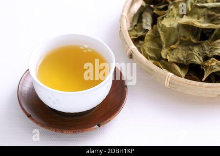 tè di foglie di persimmon, erboristeria su sfondo bianco Foto Stock