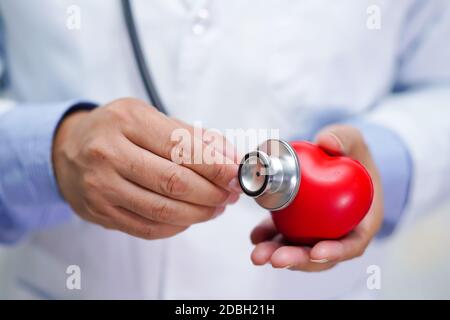 Medico con stetoscopio per controllare il paziente in ospedale : forte sano concetto medico Foto Stock