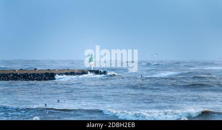 Grande tempesta sul porto di Saint Gilles Croix de Vie, Francia Foto Stock