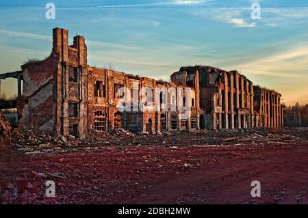 Paesaggio di edifici in rovina al tramonto, immagine di decrepitude o disastro naturale. Foto Stock