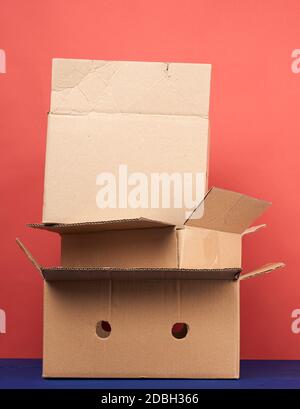 pila di scatole di cartone di carta marrone kraft su un tavolo di legno, concetto mobile Foto Stock