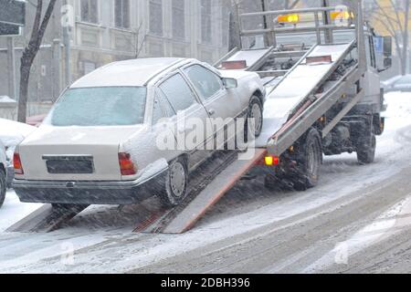 Ripartizione per auto e assistenza traino al giorno nevoso Foto Stock