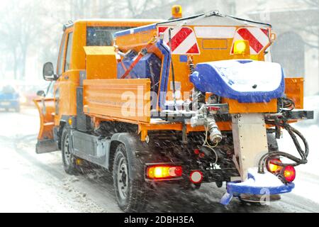 Snow Plough carrello con sale e graniglia spandiconcime Foto Stock