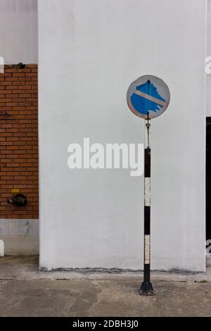 Nessun cartello con la scritta "No Parking Pole" con spazio per la copia Foto Stock