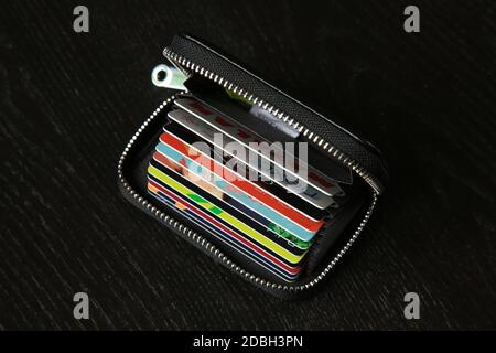 Carte fedeltà in un portafoglio zip up. Foto Stock