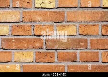 Sfondo da un muro fatto di mattoni arancioni Foto Stock