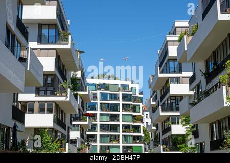 Moderni edifici di appartamenti di lusso visti a Berlino, Germania Foto Stock