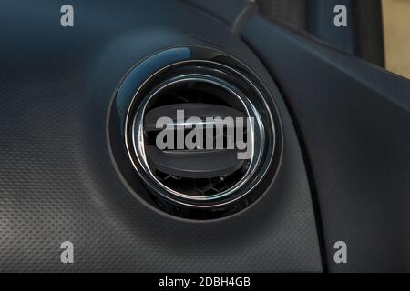 Interno di un'auto con closeup della griglia di ventilazione per l'aria condizionata Foto Stock
