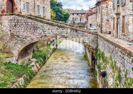 Passeggiando per le pittoresche e antiche strade di Gubbio, una delle più belle città medievali in Italia centrale Foto Stock