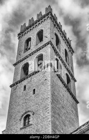 Antico campanile in pietra del Tempio di Minerva, simbolo di Assisi, Italia Foto Stock