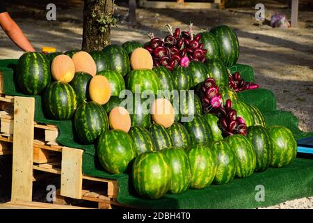 Vendita di verdure e cocomeri per strada. Negozi del resort per i turisti. Foto Stock