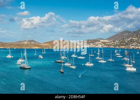 Barche a vela e yacht ancorati al porto di Long Bay nel porto di Charlotte Amalie, St. Thomas, Isole Vergini statunitensi Foto Stock