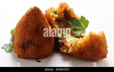 Aprire l'arancino, mostrando il riso e ragÃ¹ ripieno Foto Stock